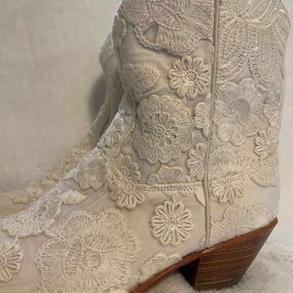 MOMO NEW YORK SHORT CREAM ACE EMBROIDERED BOOTS NADY - Picture 3 of 11